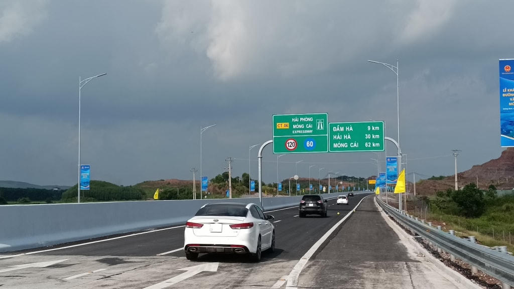 Tính từ 15h đến 24h ngày 1/9, đã có gần 7.200 lượt xe lưu thông cao tốc Vân Đồn - Móng Cái trong ngày đầu thông xe. Ảnh: QMG.