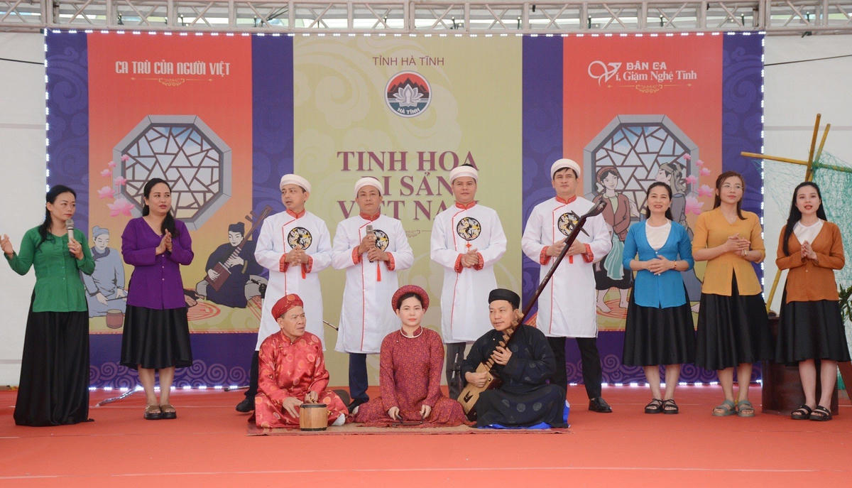 Ở lần đầu tiên tổ chức, Liên hoan các di sản văn hóa phi vật thể được UNESCO ghi danh thu hút 15 đoàn nghệ nhân dân gian đến từ 13 tỉnh, thành phố nơi có các di sản tiêu biểu.