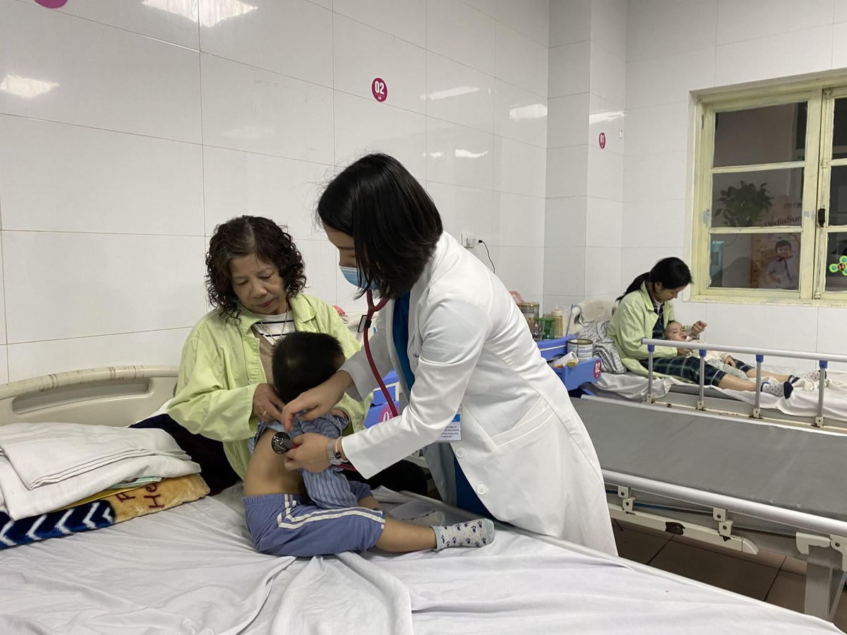 Thăm khám cho trẻ mắc tay chân miệng. Ảnh: TL.