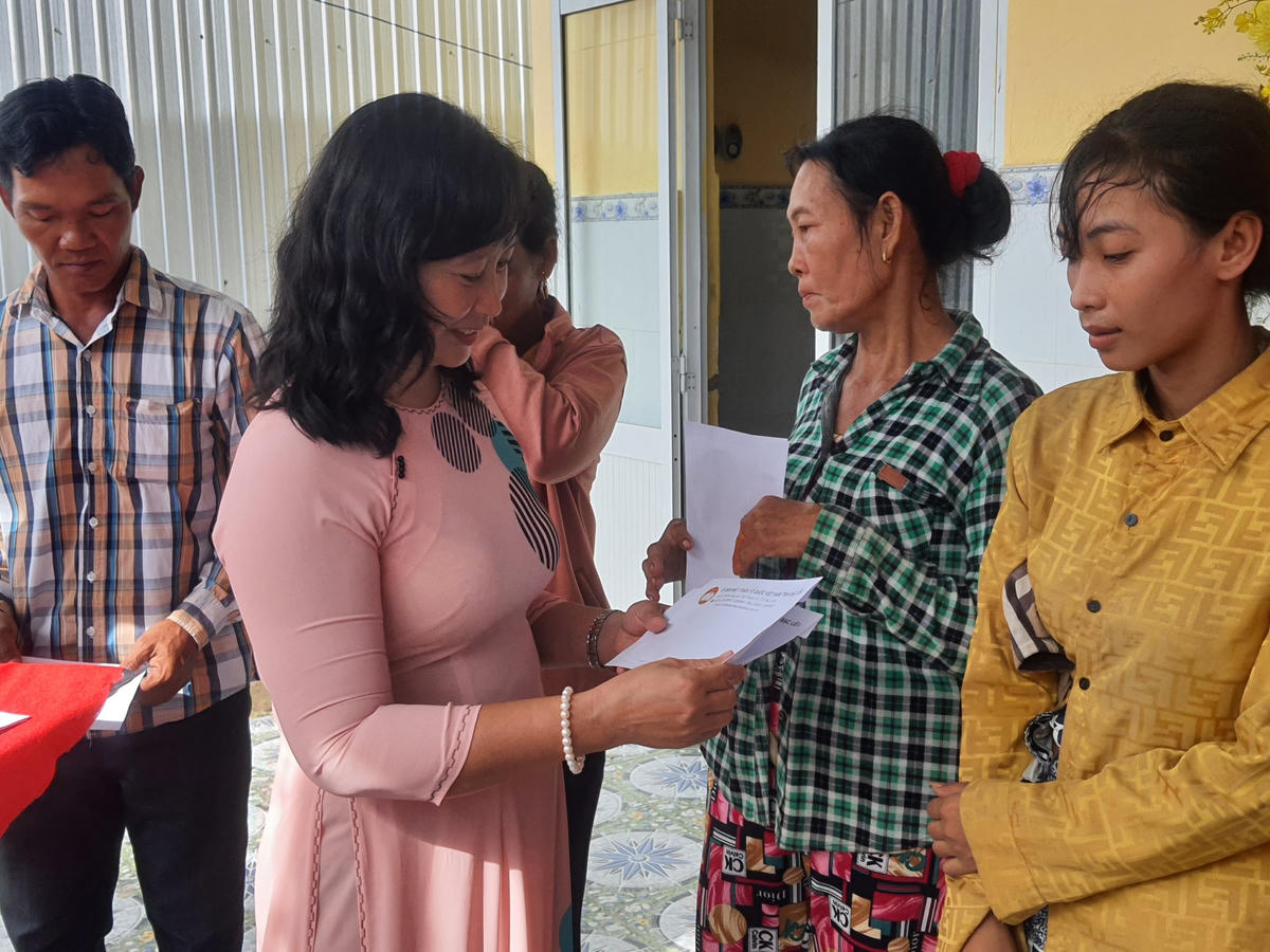 Phó Chủ tịch Uỷ ban MTTQ Việt Nam tỉnh Bạc Liêu Phạm Thị Mỹ Linh tặng quà cho hộ nghèo, hộ cận nghèo, hộ hoàn cảnh khó khăn.