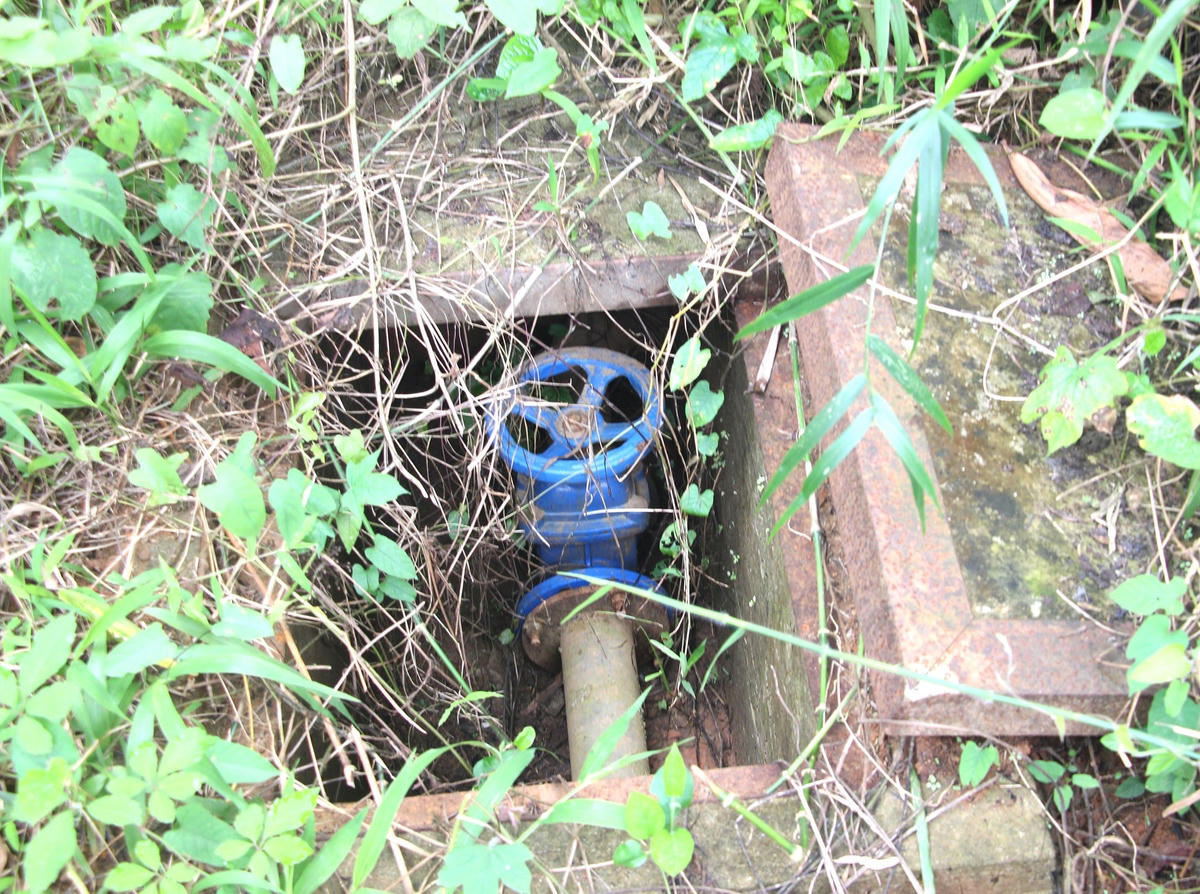 Van nước đóng kín, gỉ sét.