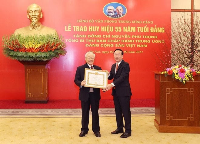 Ủy viên Bộ Chính trị, Thường trực Ban Bí thư Võ Văn Thưởng trao Huy hiệu 55 năm tuổi Đảng tặng Tổng Bí thư Nguyễn Phú Trọng. Ảnh: Trí Dũng/TTXVN.Ủy viên Bộ Chính trị, Thường trực Ban Bí thư Võ Văn Thưởng trao Huy hiệu 55 năm tuổi Đảng tặng Tổng Bí thư Nguyễn Phú Trọng. Ảnh: Trí Dũng/TTXVN.