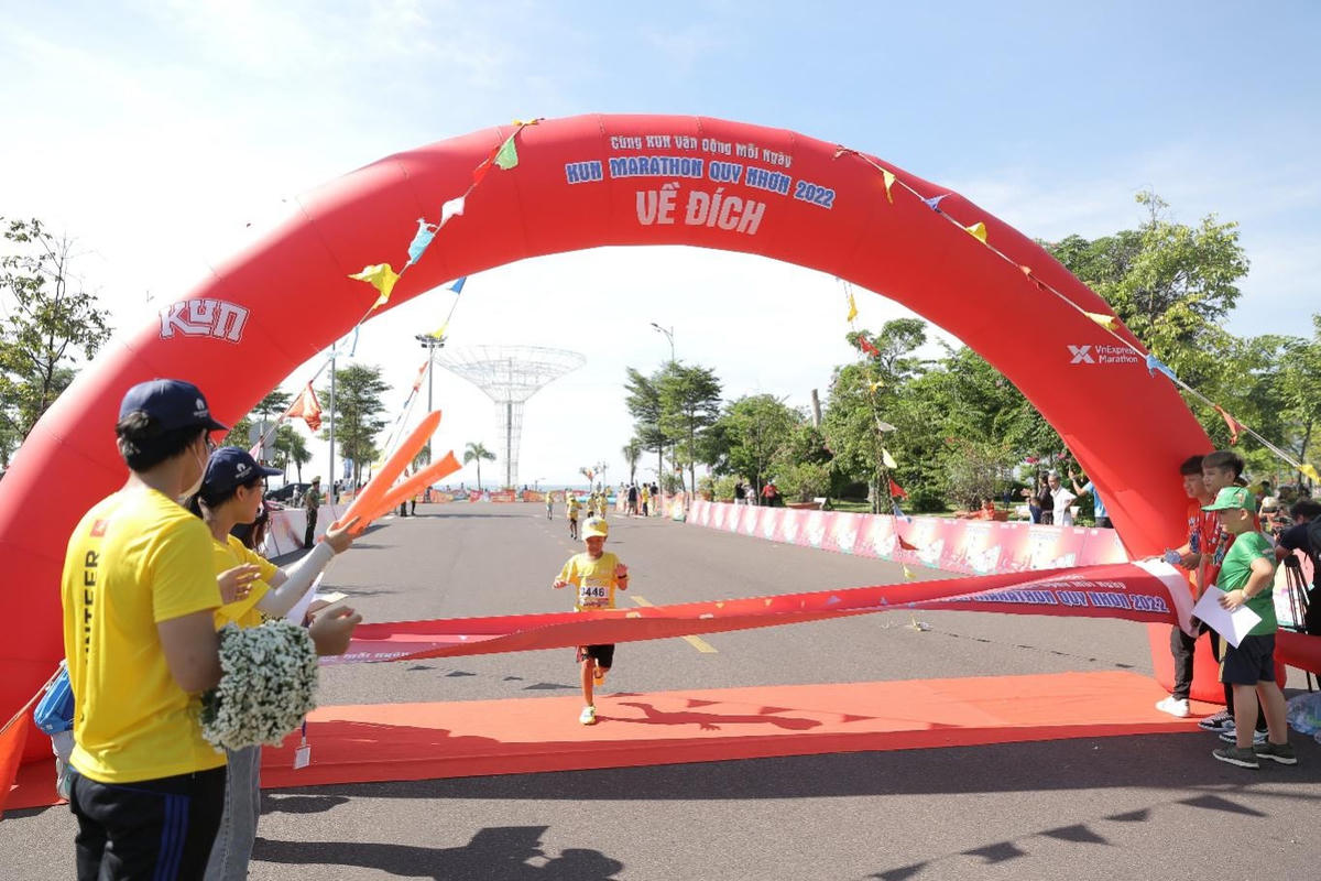 Các runners nhí nỗ lực để chạy về tới đích. Ảnh: PV