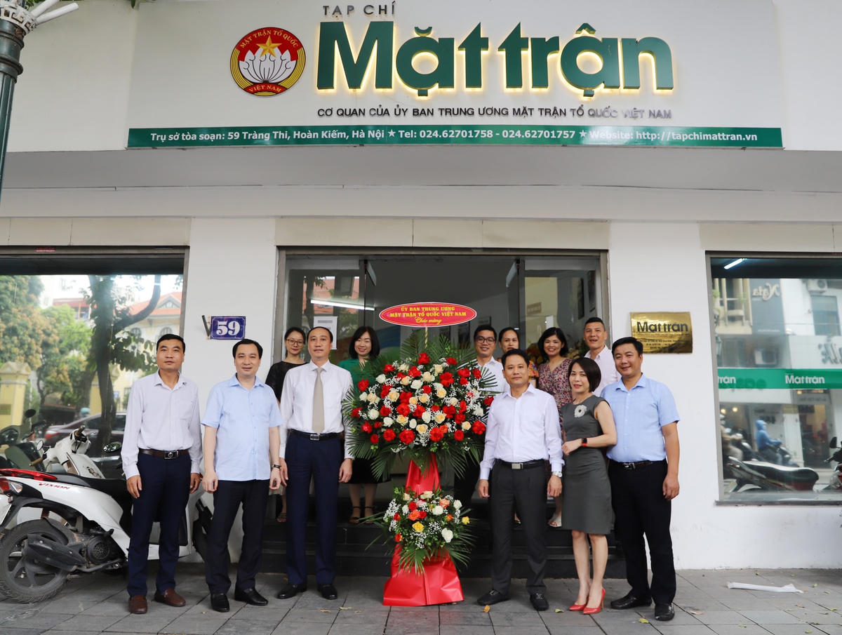 Phó Chủ tịch Phùng Khánh Tài thăm, chúc mừng Tạp chí Mặt trận.
