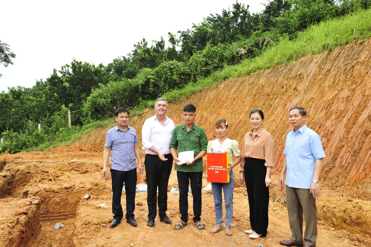 Phó Chủ tịch Trương Thị Ngọc Ánh tặng quà gia đình ông Hà Xuân Trường.