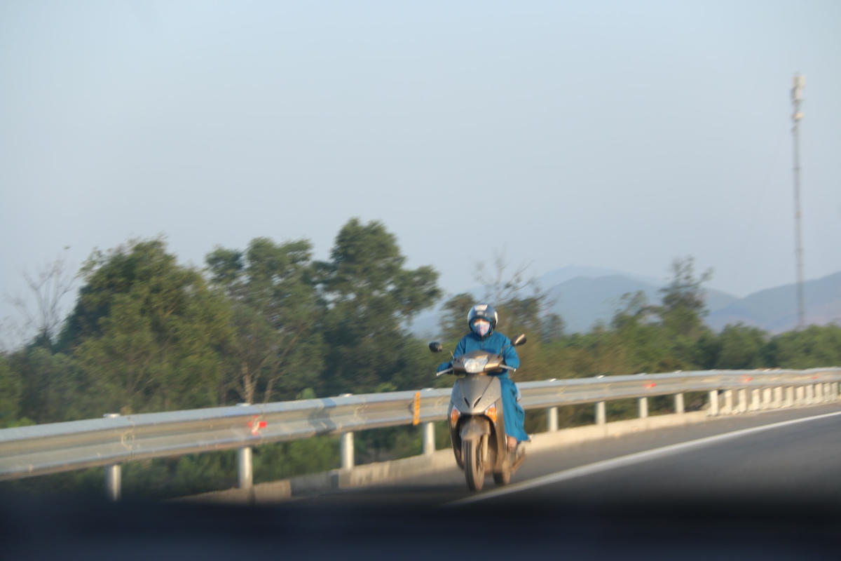 Nhộn nhịp trên tuyến cao tốc Cam Lộ - La Sơn sau hơn 1 tháng đưa vào khai thác