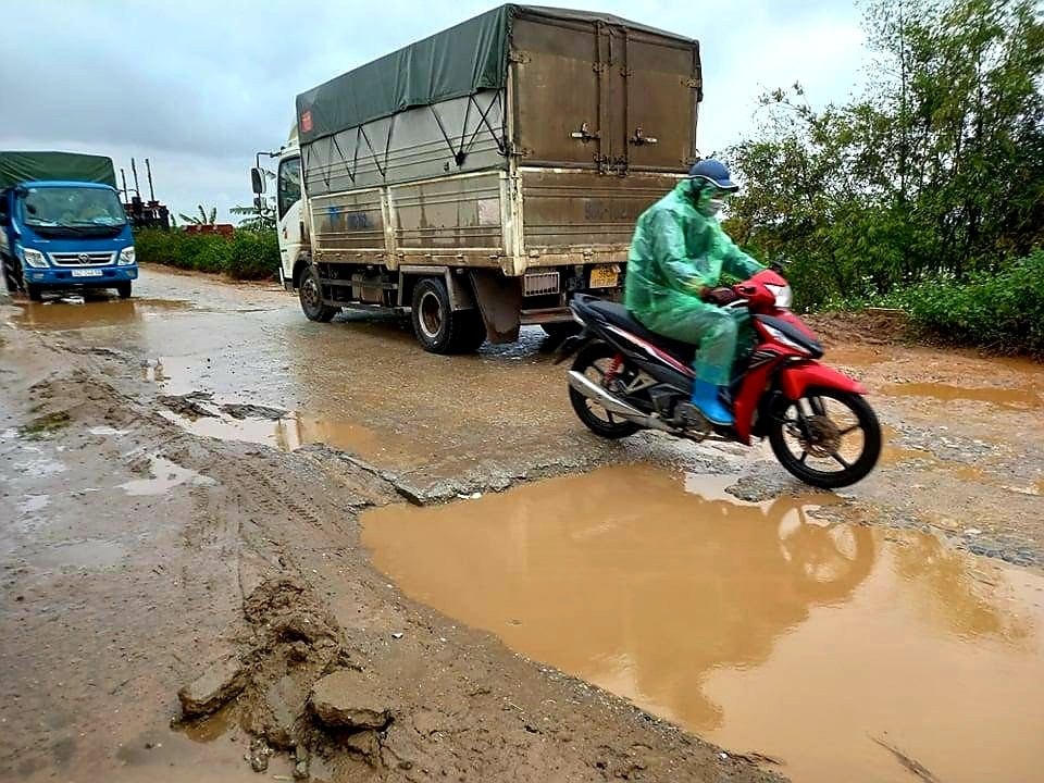 Ổ voi, ổ gà xuất hiện dày đặc.