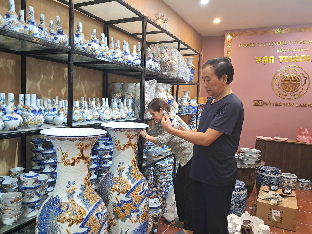 Nghệ nhân Nguyễn Viết Toàn với sản phẩm gốm tâm linh do tự tay ông thiết kế. 