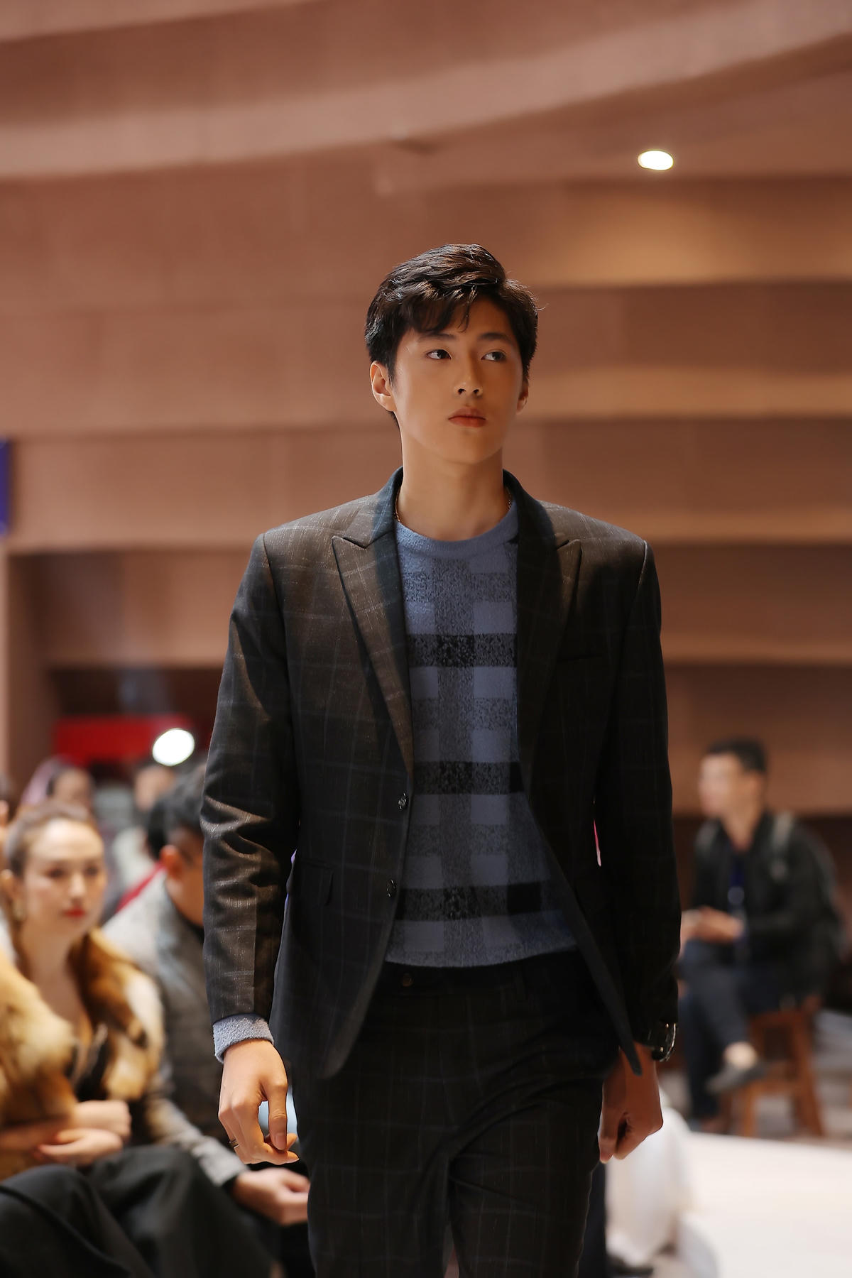 Hạ Vy, Andrea Aybar sải bước ấn tượng với thiết kế menswear