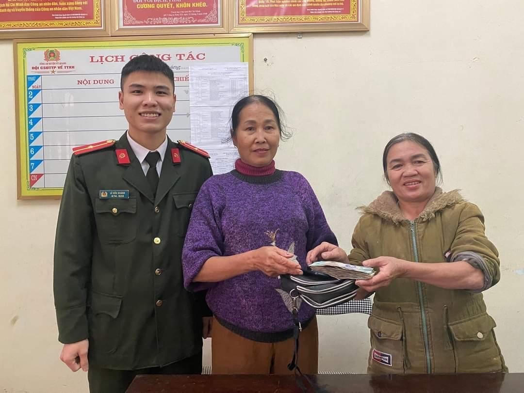 Cơ quan công an phối hợp bà Nguyễn Thị Hồng trao trả tài sản cho người đánh rơi.