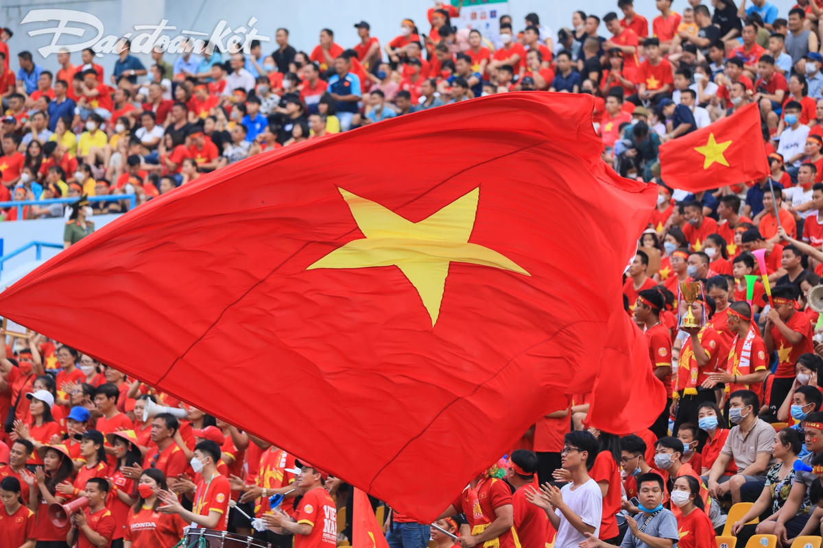 Quốc kỳ Việt Nam tung bay trên khán đài SVĐ Cẩm Phả. Ảnh: Quang Vinh.