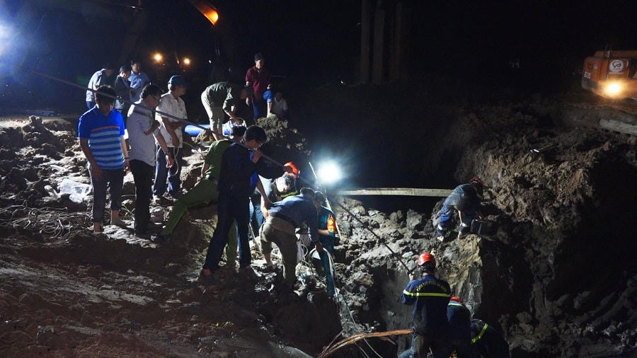 Các lực lượng chức năng nỗ lực giải cứu cháu bé cả ngày lẫn đêm. Ảnh: Công an Đồng Tháp.