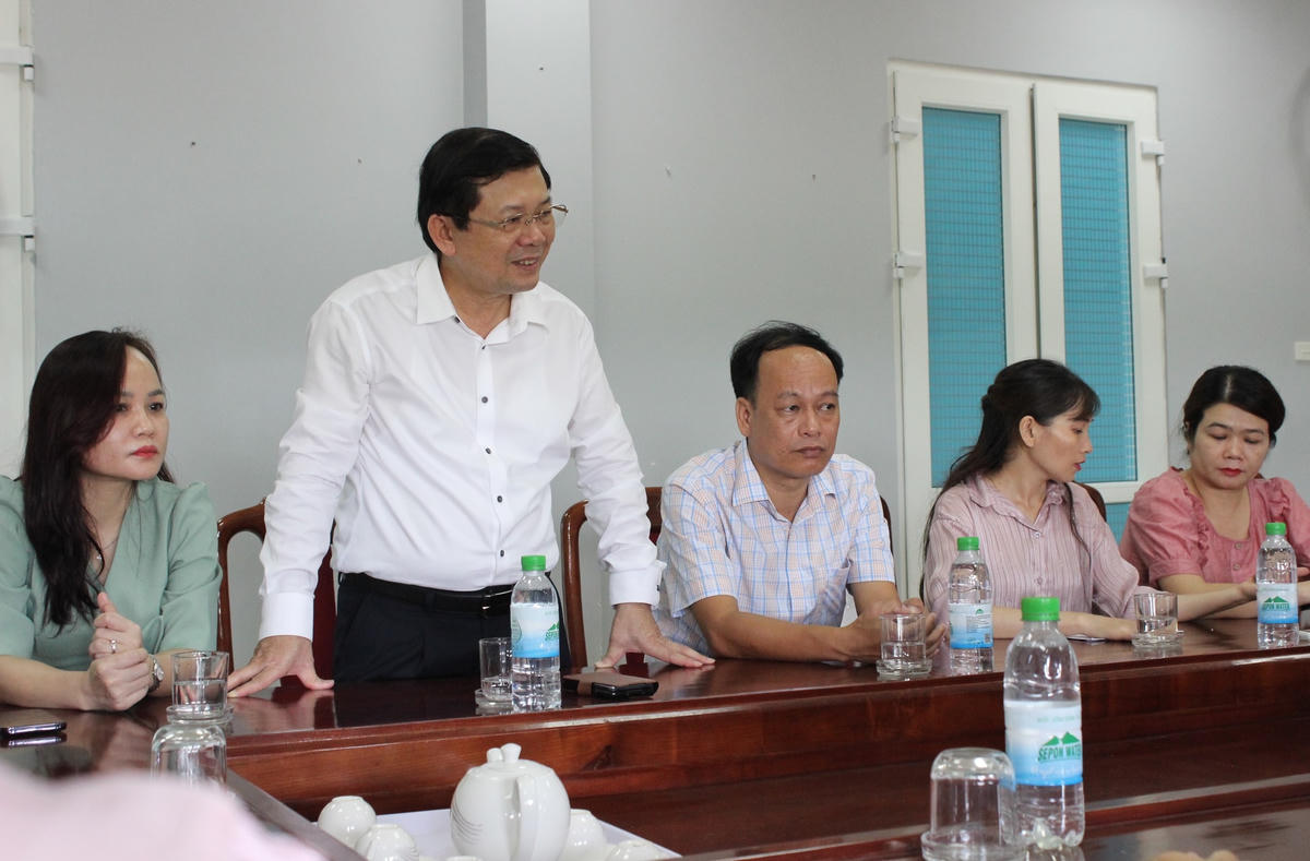 Phó Chủ tịch Nguyễn Hữu Dũng viếng anh hùng liệt sĩ, thăm gia đình có công tại Quảng Trị