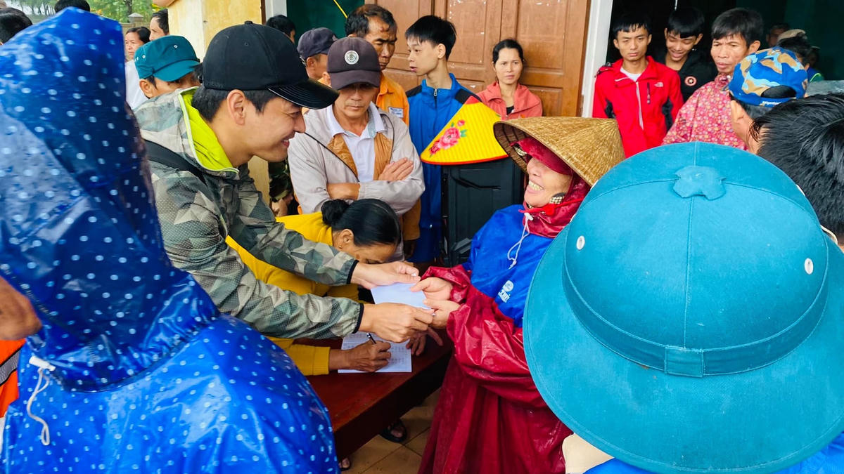 MC Phan Anh từng đồng hành cùng bà con chống bão. 