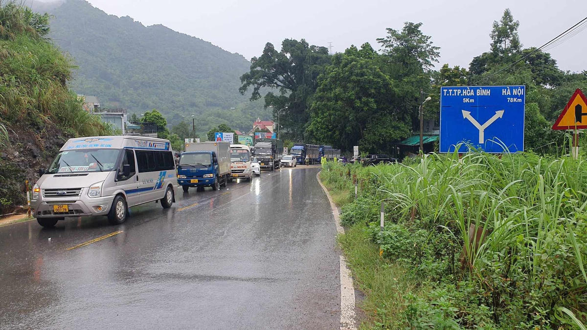 Theo ông Hậu, trước mùa mưa bão, Sở đã chỉ đạo các đơn vị quản lí đường bộ và đơn vị thi công rà soát những vị trí tiềm ẩn sạt lở, gia cố và có giải pháp, cảnh báo sạt trượt.