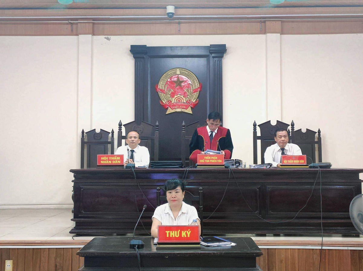 Hội đồng xét xử xét hỏi các bị cáo.