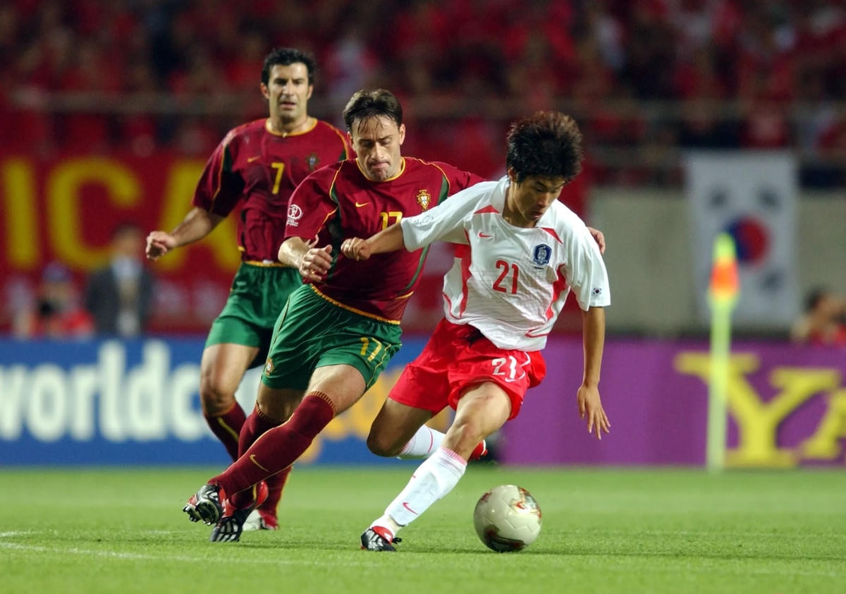 Bento (số 17) tranh bóng cùng Park Jis-sung của Hàn Quốc năm 2002. Ảnh: FIFA.