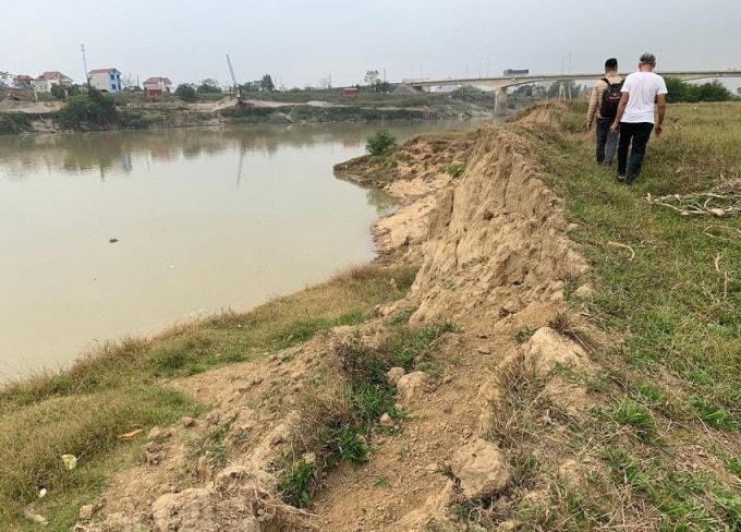 Hiện trường vụ bắt “cát tặc”. Ảnh: Q.Q.  