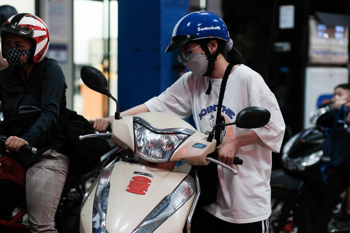Chị Đỗ Quỳnh Trang tranh thủ đổ xăng trước khi giá xăng lại tăng.