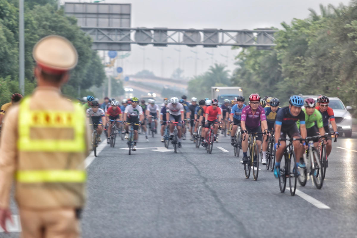 Thế nhưng, dù có biển cấm hàng đoàn xe đạp vẫn nối đôi nhau di chuyển mặc cho “tử thần” luôn rình rập.