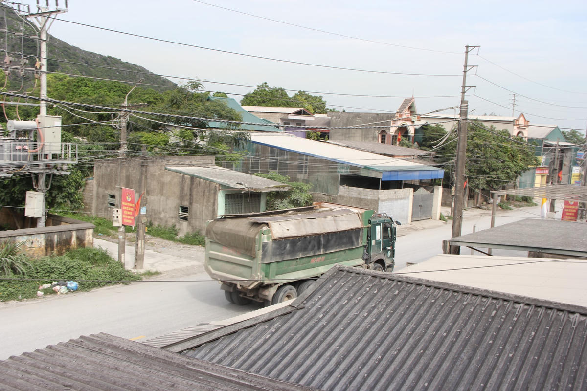 Hà Nam:  Người dân Hồng Sơn 'khổ sở' vì sống trong cảnh bụi bặm, xe tải hoành hành