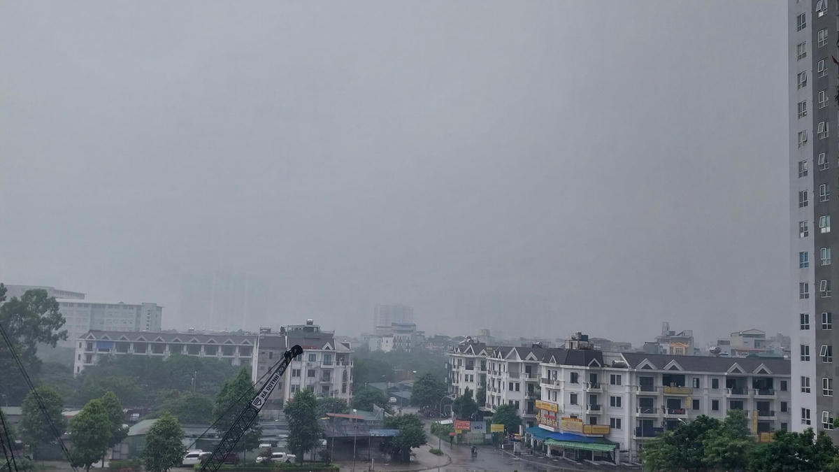 TP Hà Nội bị sương mù bao phủ sáng 11/8. 