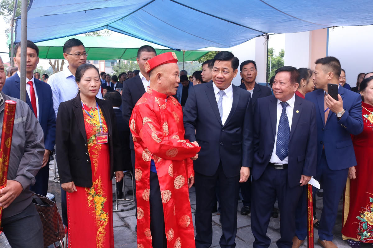 Ông Dương Văn Thái - Bí thư Tỉnh ủy Bắc Giang (thứ ba từ phải sang) tham dự Ngày hội Đại đoàn kết tại thôn Vân Chung, xã Lam Cốt, huyện Tân Yên.