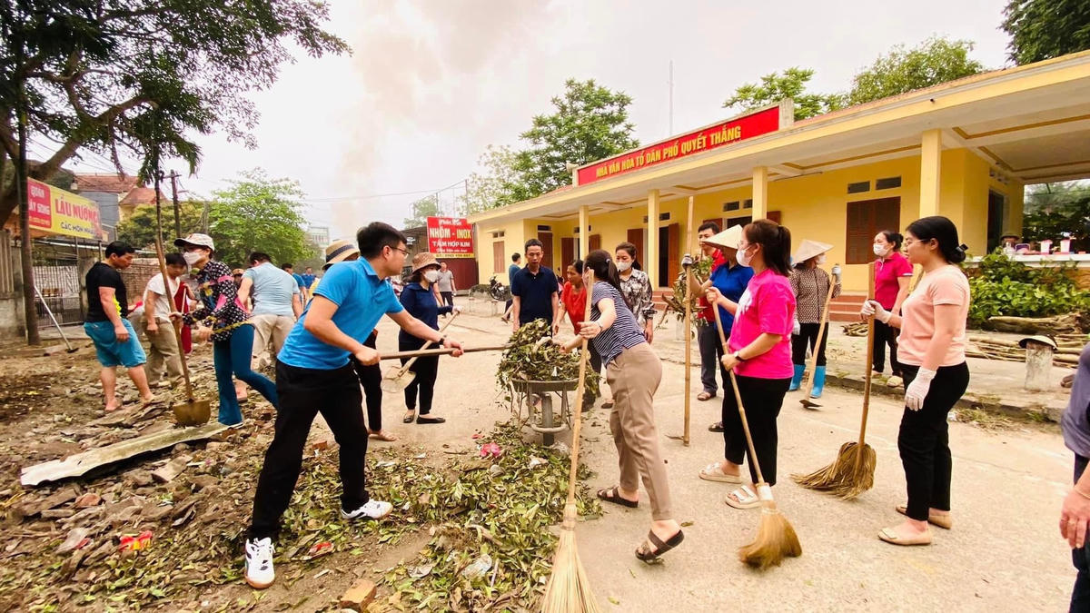 Người dân tham gia dọn vệ sinh “Ngày thứ 7 xanh - Ngày Chủ nhật sạch”.  