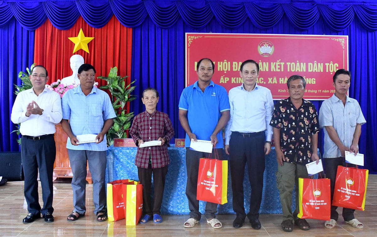 Bí thư Trung ương Đảng, Trưởng ban Đối ngoại Trung ương Lê Hoài Trung cùng Phó Chủ tịch UBTƯ MTTQ Việt Nam Hoàng Công Thủy tặng quà gia đình chính sách khó khăn ấp Kinh Tắc (tỉnh Cà Mau).