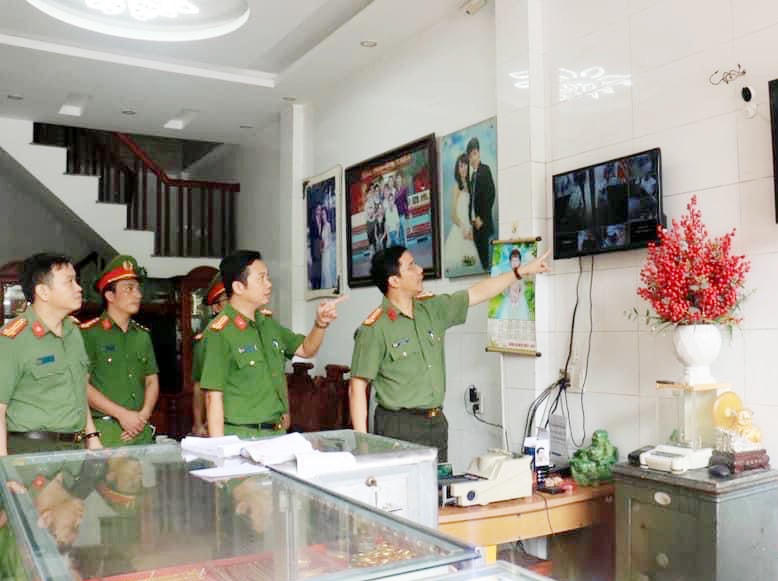 Thượng tá Nguyễn Hồng Phong, Giám đốc Công an tỉnh Hà Tĩnh trực tiếp chỉ đạo tại hiện trường.