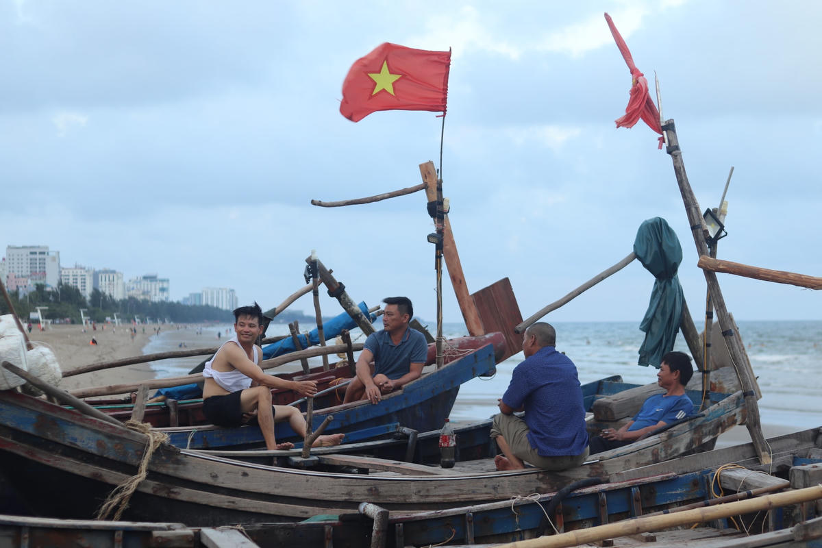 Nằm gần trong lòng bãi biển Sầm Sơn là làng chài Vinh Sơn. Những ngày đầu đông, người dân cũng hạn chế ra khơi đánh bắt hải sản.