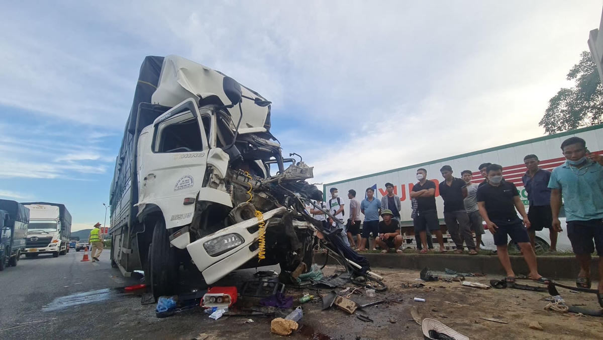 Đầu xe tải nát bét sau cú va chạm.