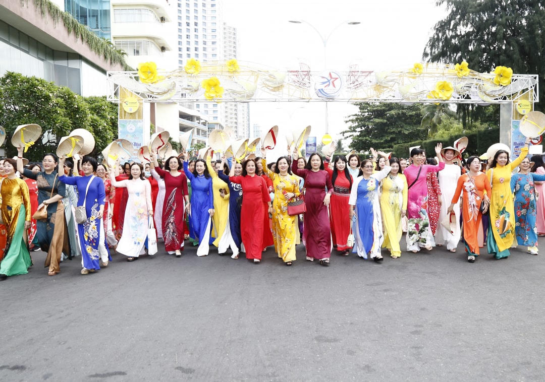 Hơn 6.000 tà áo dài rực rỡ của chị em diễu hành tại chương trình Fesstival Biển Nha Trang- Khánh hòa 2023.