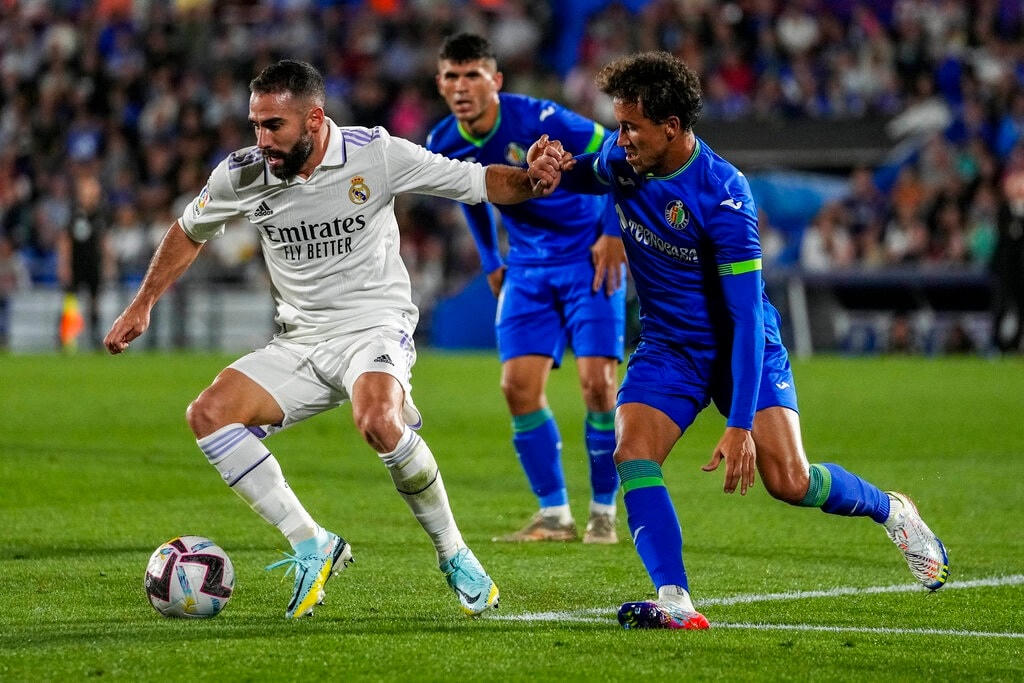 Real Madrid tạm chiếm ngôi đầu bảng La Liga của Barcelona (Ảnh: AP).