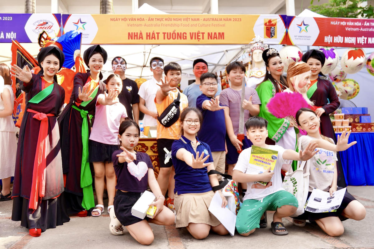 Các bạn học sinh trường quốc tế Úc đến tham quan, trải nghiệm văn hóa nghệ thuật trong khuôn khổ chương trình.