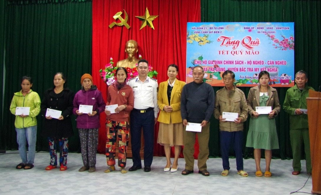 Lãnh đạo Hải đoàn 21 tặng quà cho gia đình chính sách, hộ nghèo ở xã Trà Giang.