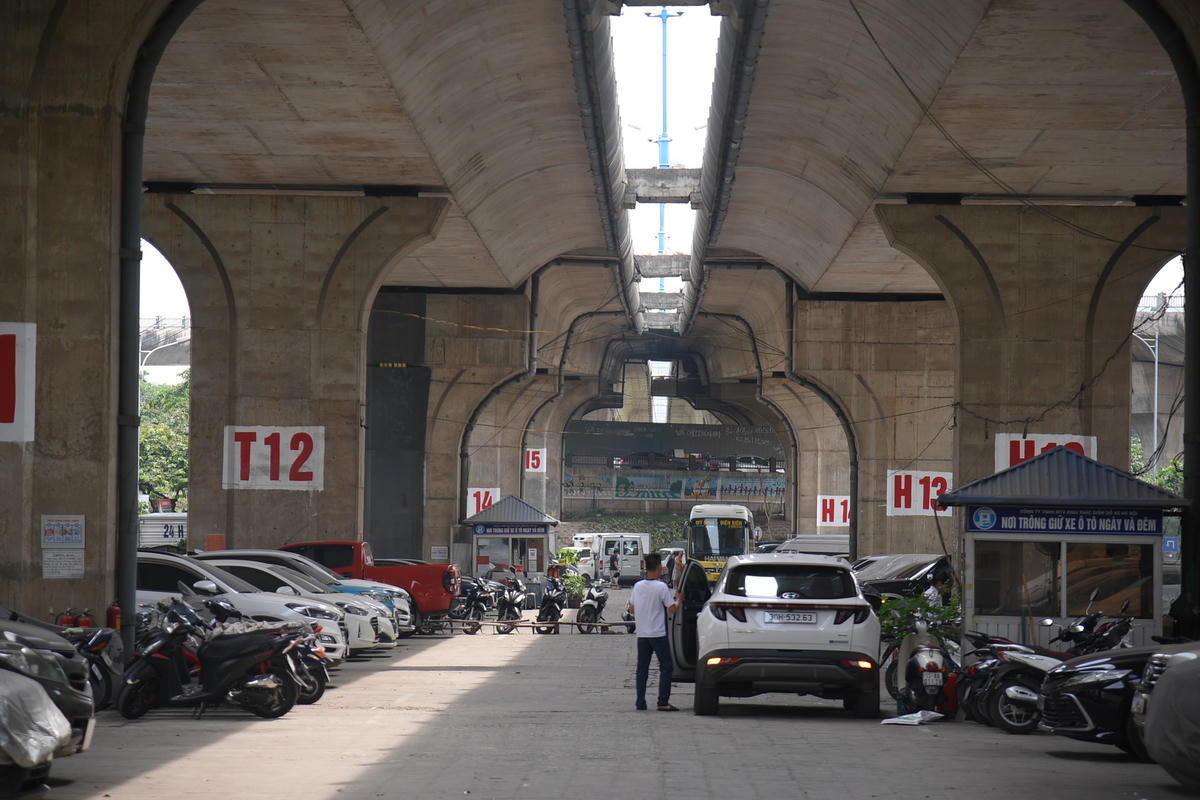 Vừa qua, Phó Chủ tịch UBND TP Hà Nội Dương Đức Tuấn cũng kiến nghị Bộ GTVT tiếp tục cho phép sử dụng tạm thời khu vực 3 gầm cầu trên địa bàn thành phố để trông giữ phương tiện giao thông cho đến khi Luật Đường bộ được Quốc hội thông qua.