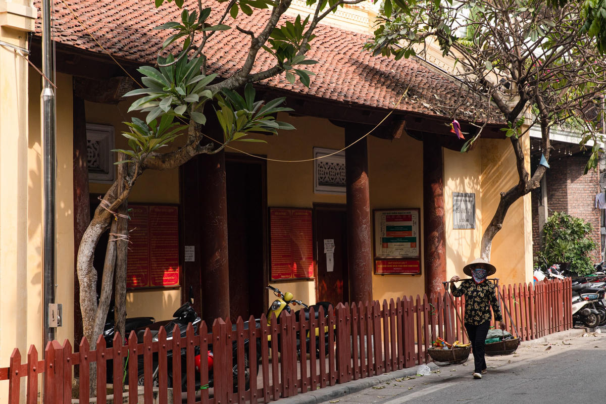 Không gian phố cổ Hà Nội đang dần bị bó hẹp.   Ảnh: Quang Vinh.