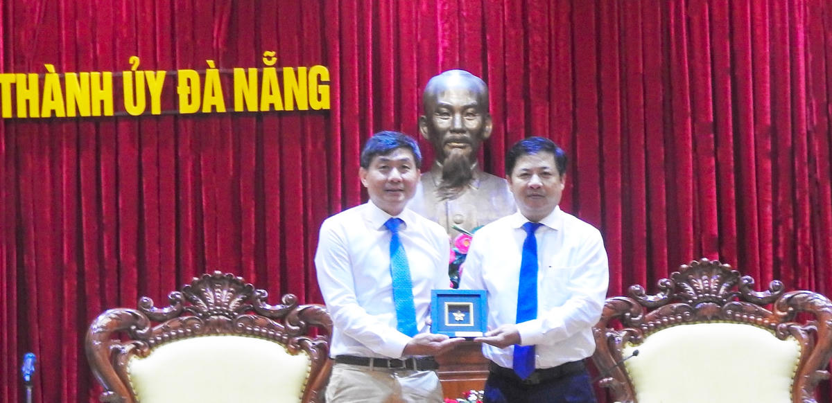 Giám đốc điều hành Hiệp hội Nhân dân Singapore Jimmy Toh (bên trái) và Phó Bí thư Thường trực Thành ủy, Chủ tịch HĐND TP Đà Nẵng Lương nguyễn Minh Triết. Ảnh: Thanh Tùng.