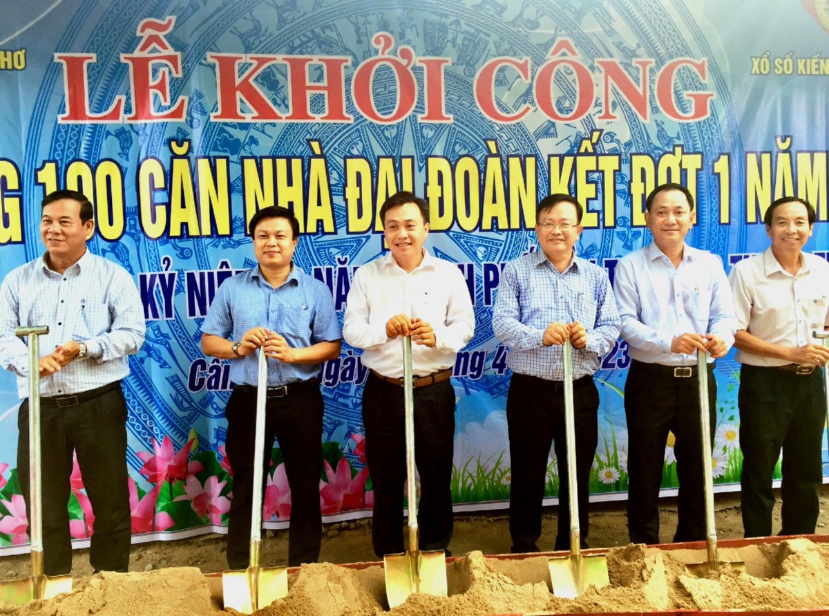 Các đại biểu thực hiện nghi thức động thổ.