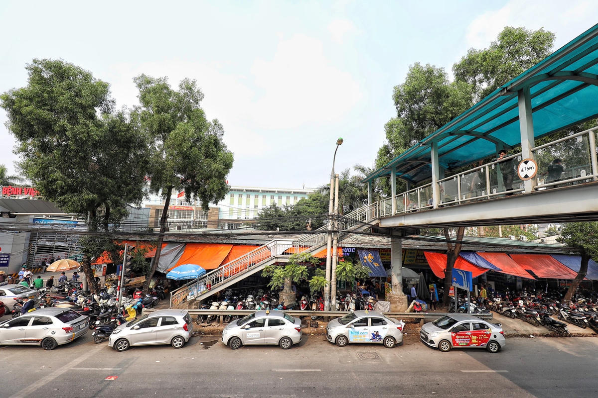 Không chỉ vỉa hè, mà ngay cả lòng đường trước cổng bệnh viện K (cơ sở Tân Triều) cũng đều bị lấn chiếm, vô tư dừng đỗ xe ô tô.