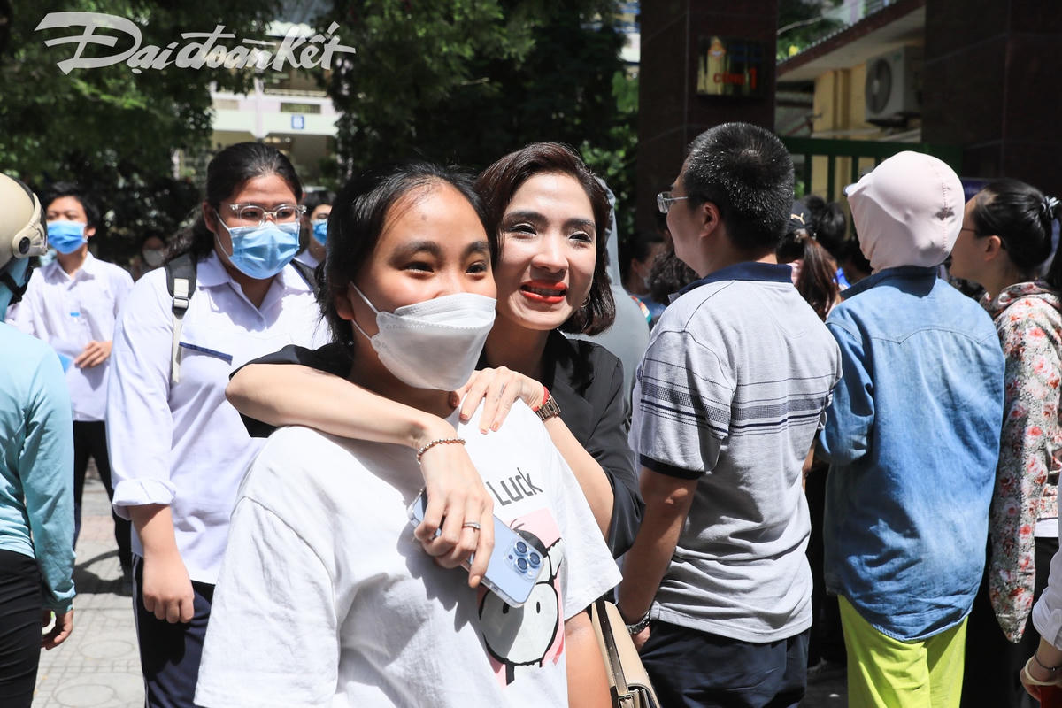 Muôn kiểu vui mừng của phụ huynh, học sinh sau khi kết thúc bài thi Ngữ văn vào 10