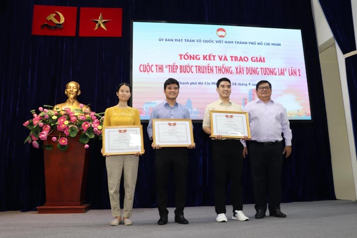 Ông Ngô Thanh Sơn, Phó Chủ tịch Ủy ban MTTQ Việt Nam Thành phố trao giải cho các cá nhân và tập thể có thành tích cao.