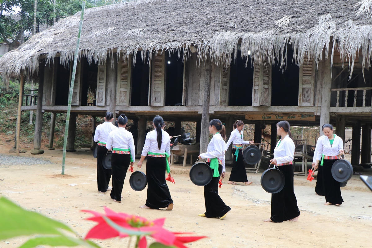 Luyện tập diễn xướng cồng chiêng.