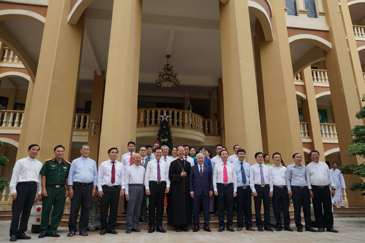 Các vị Giám mục, Linh mục Giáo phận Xuân Lộc chụp ảnh lưu niệm cùng Chủ tịch Đỗ Văn Chiến và đoàn công tác. Ảnh: Mạnh Thìn.