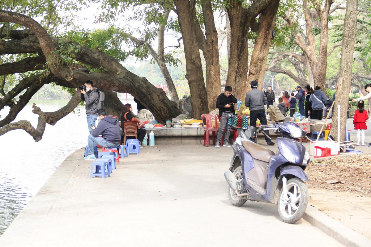 Hàng quán vô tư bày bán.