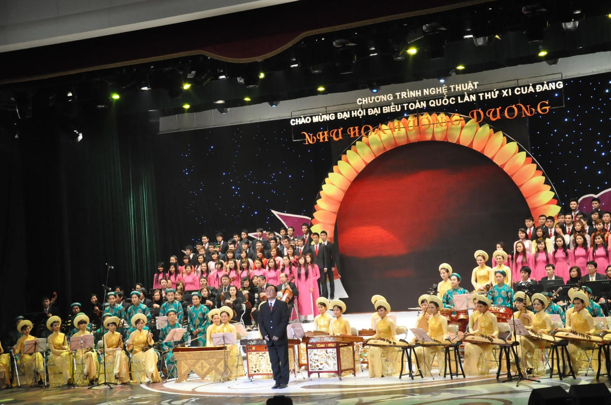 ThS. Phạm Ngọc Khôi và dàn nhạc. 