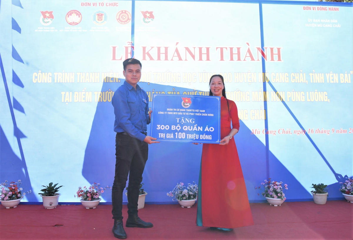 Đại diện Đoàn Thanh niên UBTƯ MTTQ Việt Nam trao tặng 300 bộ quần áo cho các cháu học sinh.