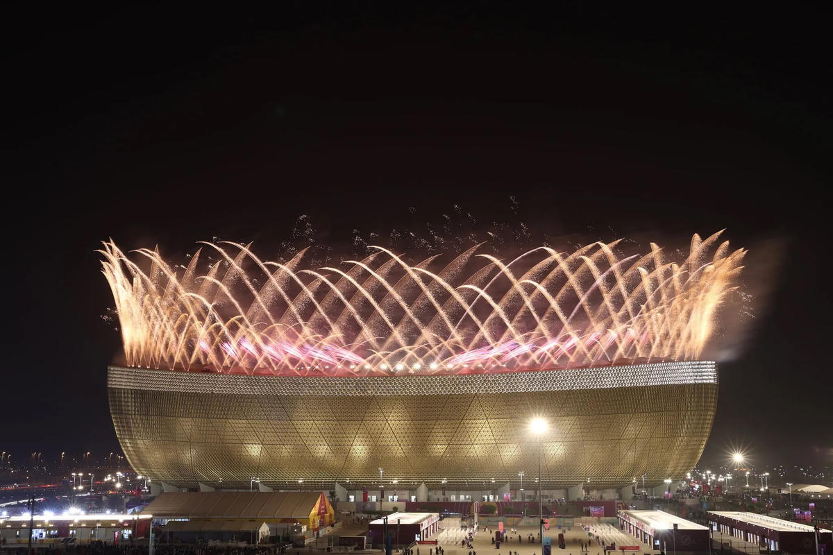 Pháo hoa thắp sáng trên bầu trời sân vận động 88.000 chỗ ngồi Lusail trong lễ bế mạc World Cup 2022.