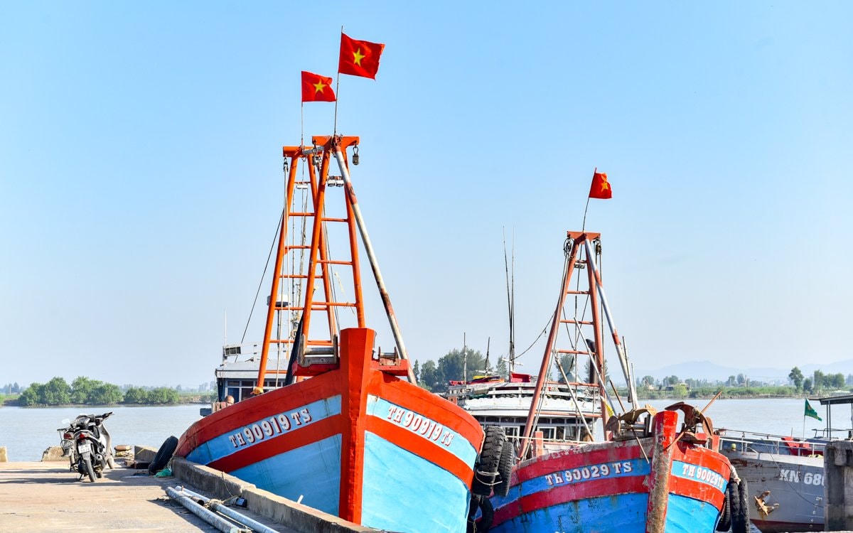 Cờ đỏ sao vàng sẽ tiếp sức về măt tinh thần cho ngư dân Thanh Hóa trong những ngày dài vươn khơi, bám biển